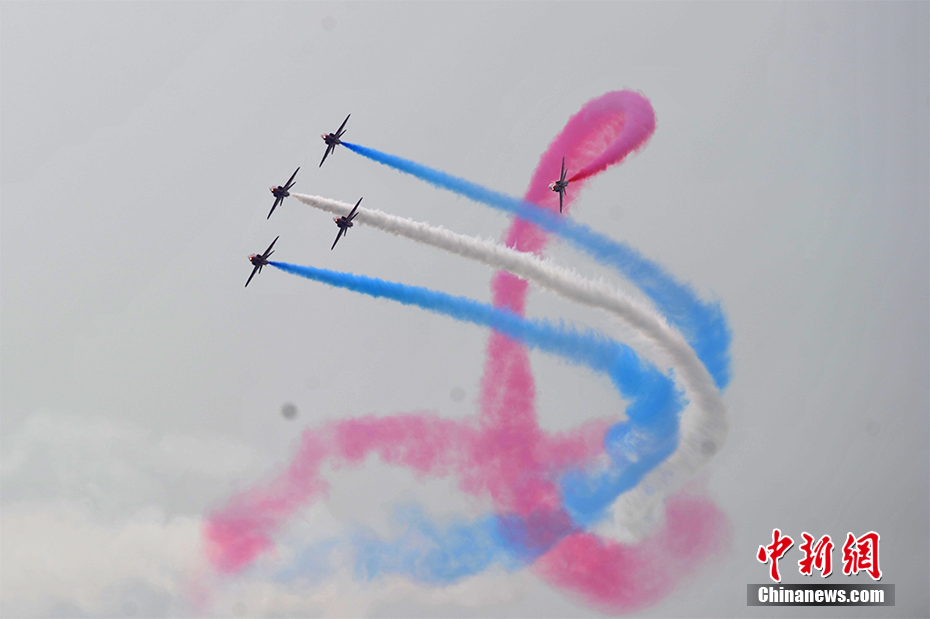 英國皇家空軍“紅箭”飛行表演隊攜“鷹”表演