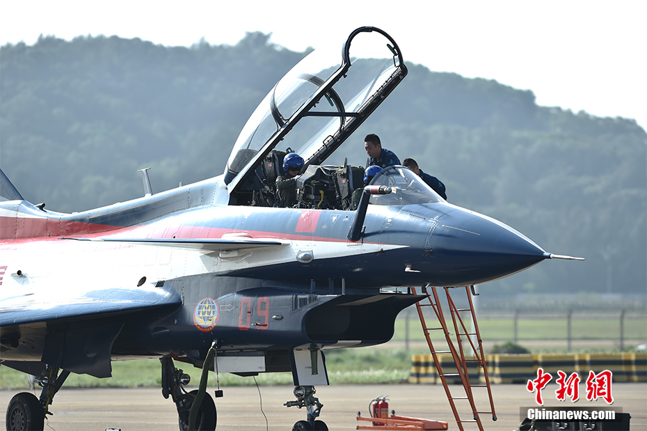  圖為11月1日，中國空軍八一飛行表演隊整裝待發(fā)。圖為女戰(zhàn)斗機飛行員亮相。