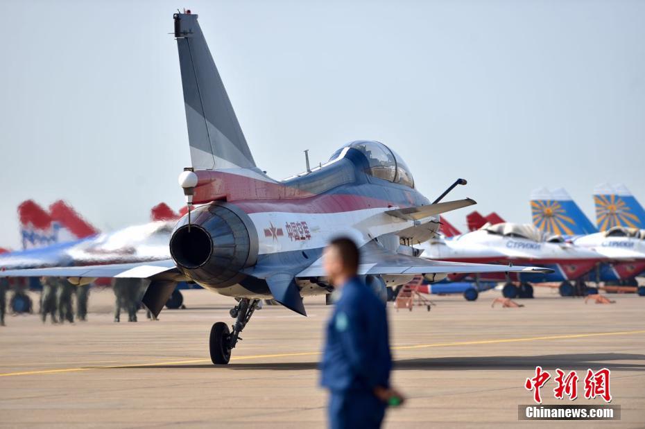  圖為11月1日，中國空軍八一飛行表演隊整裝待發(fā)。圖為女戰(zhàn)斗機飛行員亮相。